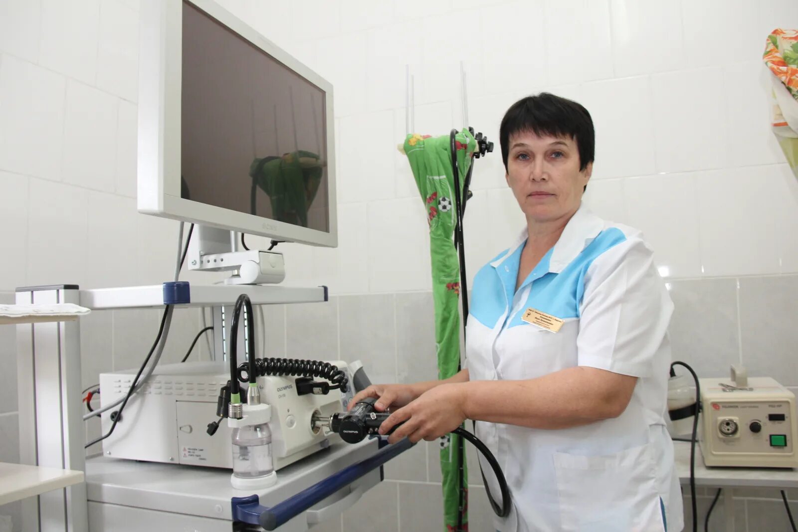 Медицинская сестра эндоскопического кабинета. Врач с эндоскопом. Медицинская сестра эндоскопическая. Медицинская сестра эндоскопии. Медсестра эндоскопического кабинета.