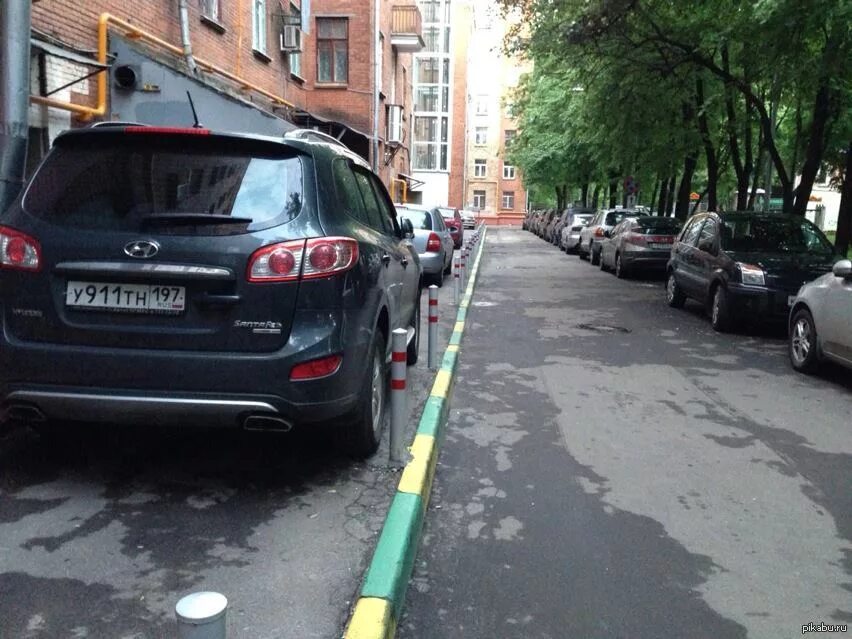 Машина на тротуаре. Стоянка на тротуаре. Ставят машины на тротуар. Паркуются на тротуаре. Тротуар парковка машины.