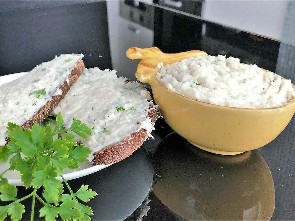 Смалец приготовление. Сало бутербродное. Закуска из сала с чесноком. Намазка на хлеб из сала. Сало перекрученное.