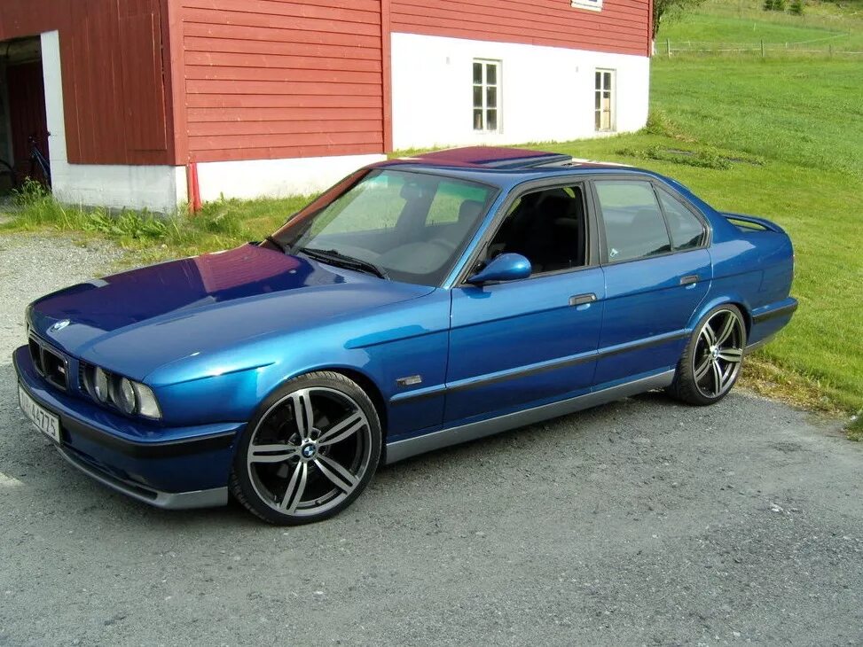 Кузова бмв е34. BMW e34 Blue. BMW e34 синяя. BMW e34 520. BMW 525 e36.