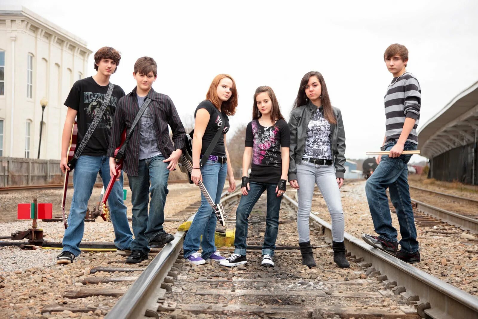 девочка подросток мечтает. девушка занимается творчеством. мечты подростков. мечтательный человек. подросток мечтает.