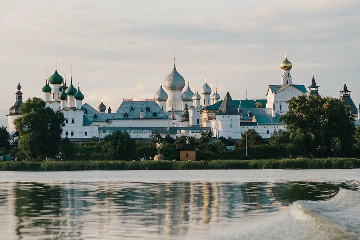 Ростов лучшее великий. Ростов Великий Кремль на озере Неро. Золотое кольцо Ростов Великий озеро Неро. Вид на Ростовский Кремль с озера Неро. Достопримечательности Ростова Великого озеро Неро.