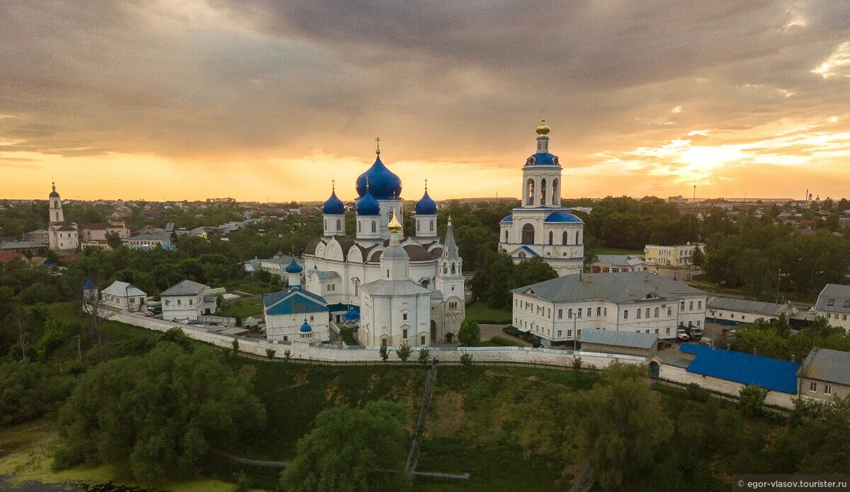 Белокаменный дворец андрея боголюбского. Резиденция во владимире. Собор рождества богородицы и дворец андрея боголюбского. Княжеская резиденция в боголюбово. Собор рождества пресвятой богородицы боголюбского монастыря.