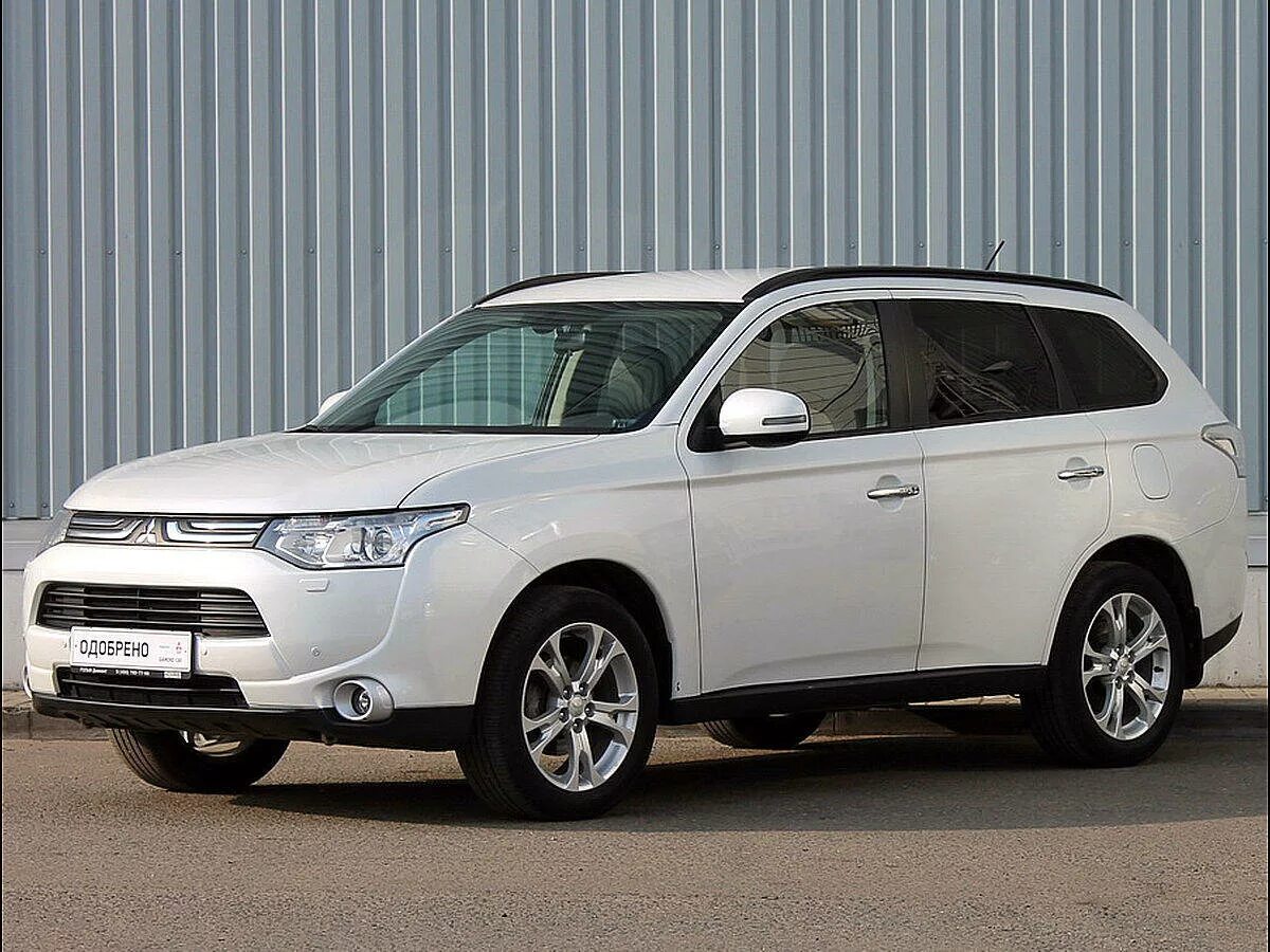 Форум мицубиси аутлендер. Mitsubishi Outlander 2013. Мицубиси Аутлендер 2013. Митсубиси Аутлендер 2013 белый. Митсубиши Аутлендер 2013.