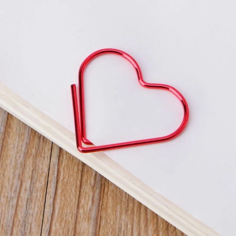 Закладка из скрепки сердечко. Сердечко из скрепки. Закладка из скрепки сердечко. Сердечко из скрепки. Сердце из скрепки.