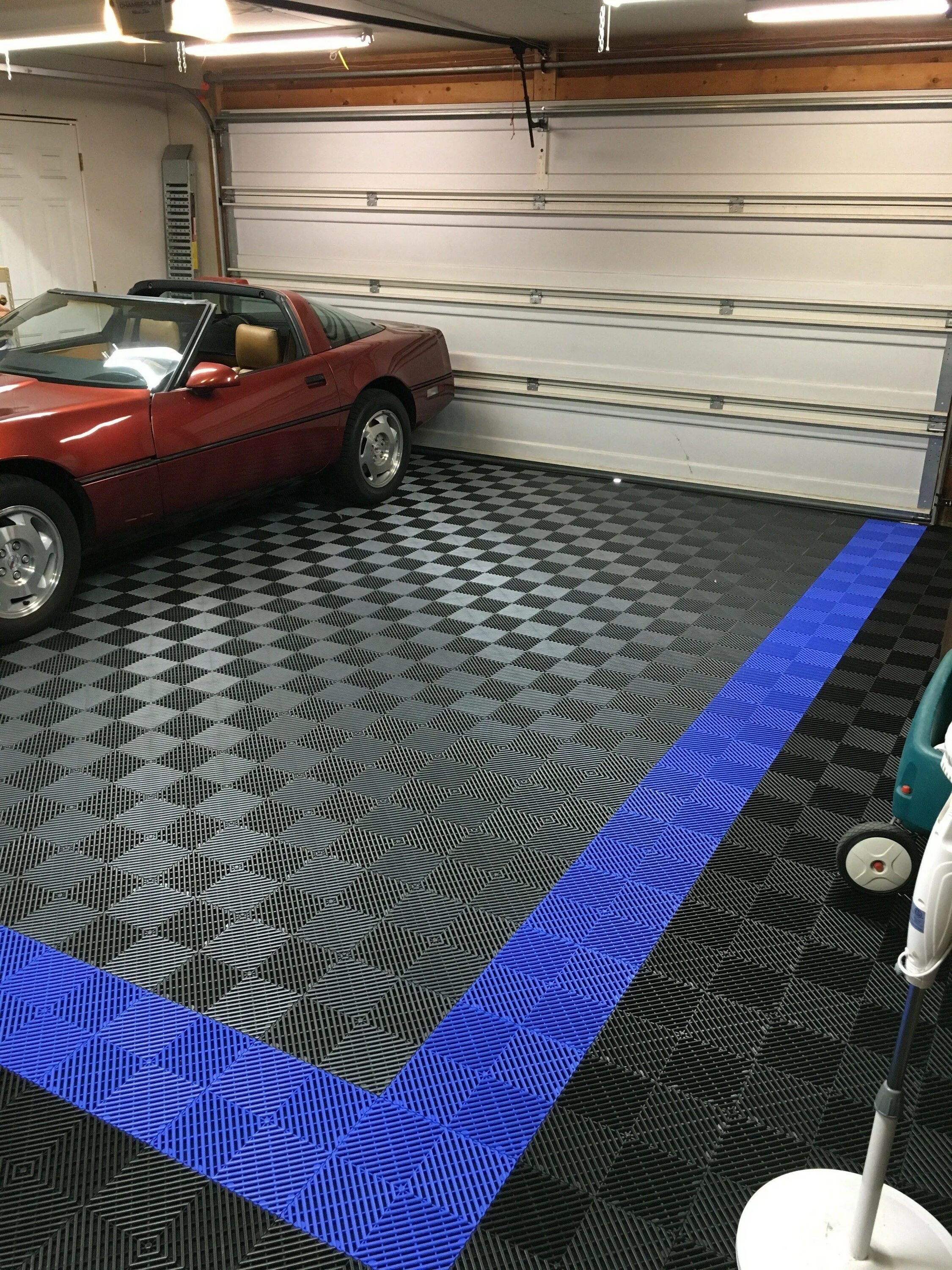 Какой пол в гараже. Резиновая плитка для гаража. Напольное покрытие для гаража. Резиновый пол в гараж. Резиновая плитка для пола в гараже.