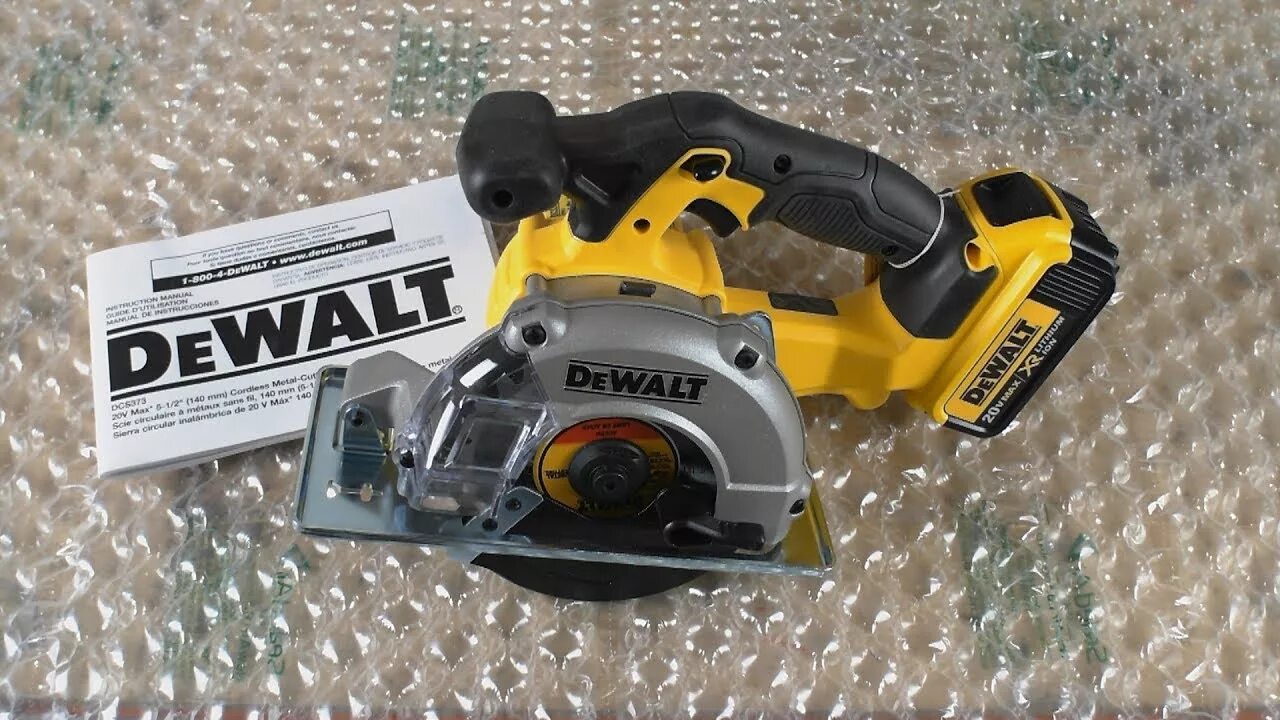 Мини пила аккумуляторная деволт. Пила DEWALT dcs565. Дисковая пила DEWALT dcs565n-XJ. Пила аккумуляторная DEWALT 18v. Аккумуляторная циркулярная пила DEWALT 18v.