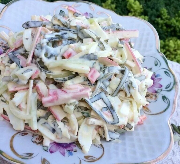 Салат с морской капустой и крабовыми палочками и яйцом. Салат из морской капусты с крабовыми палочками и яйцом. Салат с морской капустой и крабовыми палочками. Салат из морской капусты с крабовыми палочками.