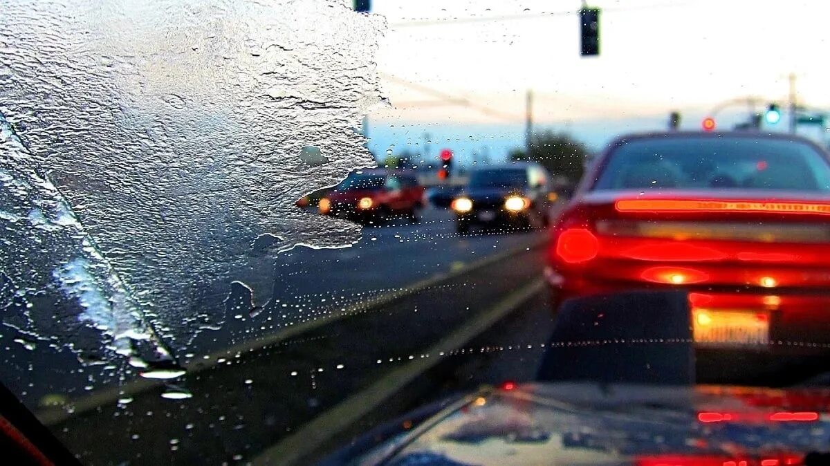 Вид из лобового стекла машины. Вид из машины зимой. Вид из окна машины дождь. Дождь из машины.