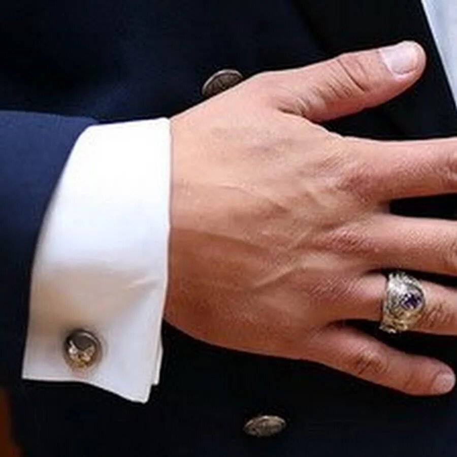 Перстень на руке. Кольцо печатка на пальце. Мужские кольца на руке. Печатка на мизинец мужская.