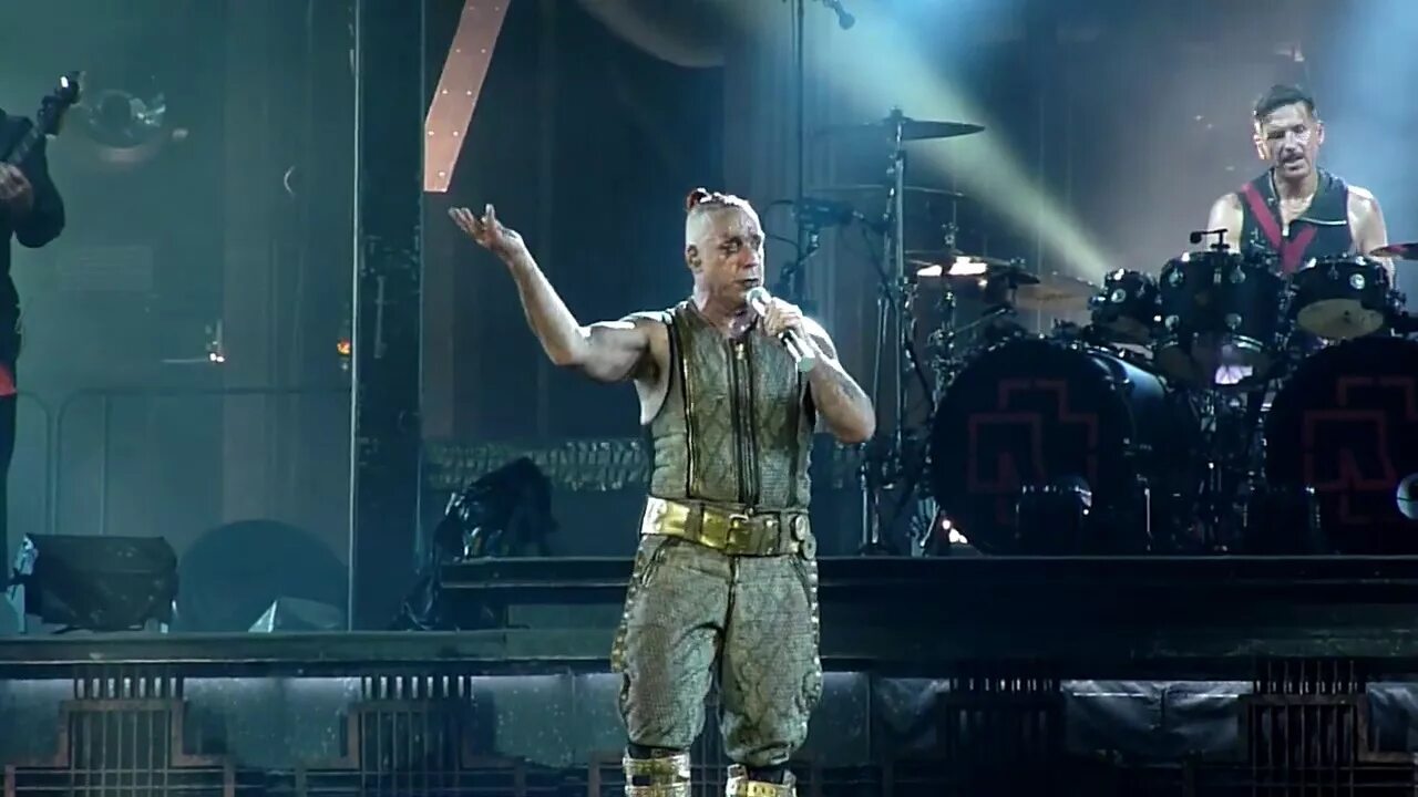 Эрнст Rammstein. Rammstein - Live in Berlin - концерт - 2019. Rammstein zeig dich концерт. Группа Rammstein Live Concert. Рамштайн dich