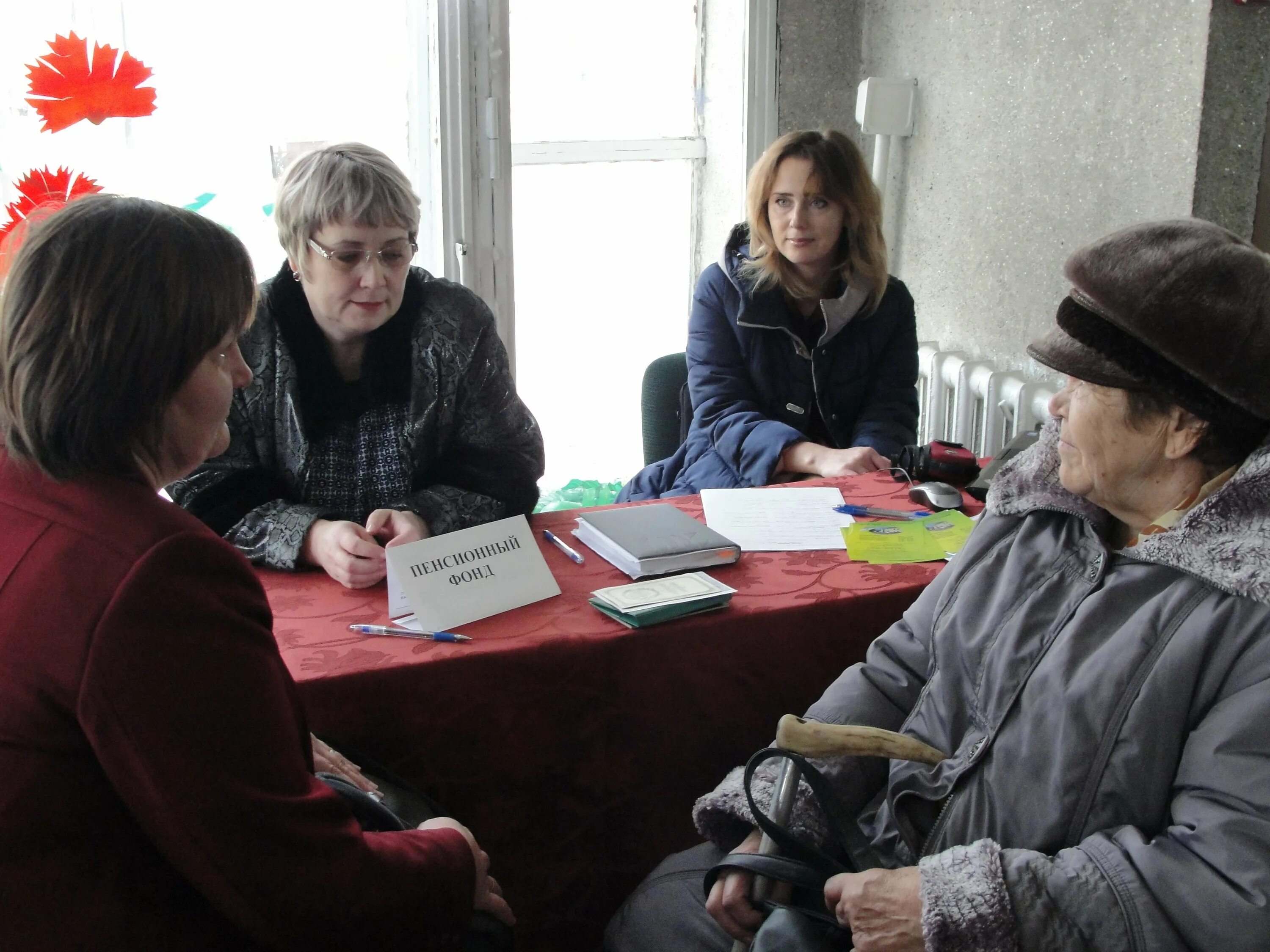 руки соединенные вместе. руки объединились. соцзащита юргинское. павлова 3 юрга. пункты взаимопомощи.