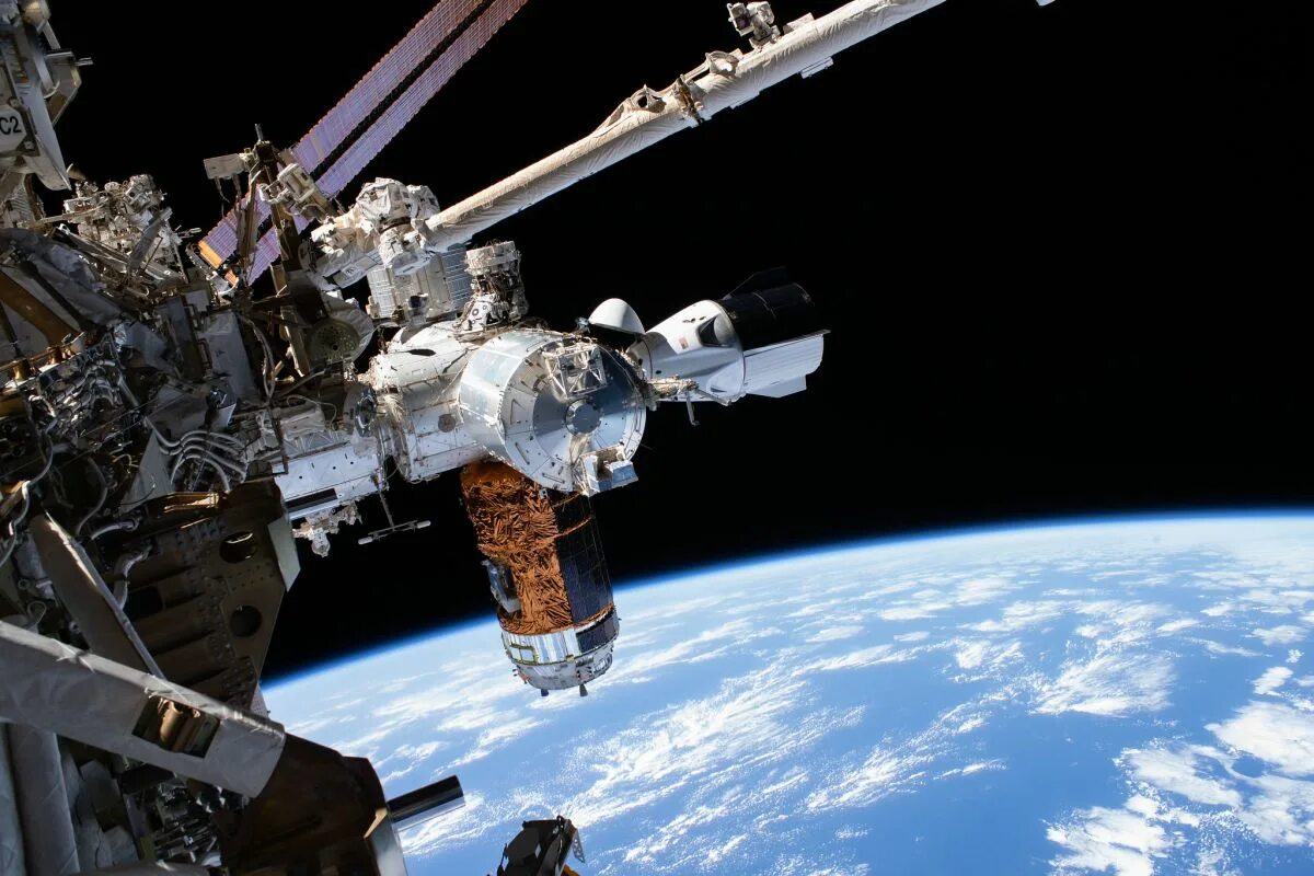 Space station. Космическая станция МКС. НАСА МКС. Международная станция МКС. Crew Dragon пристыкованный к МКС.