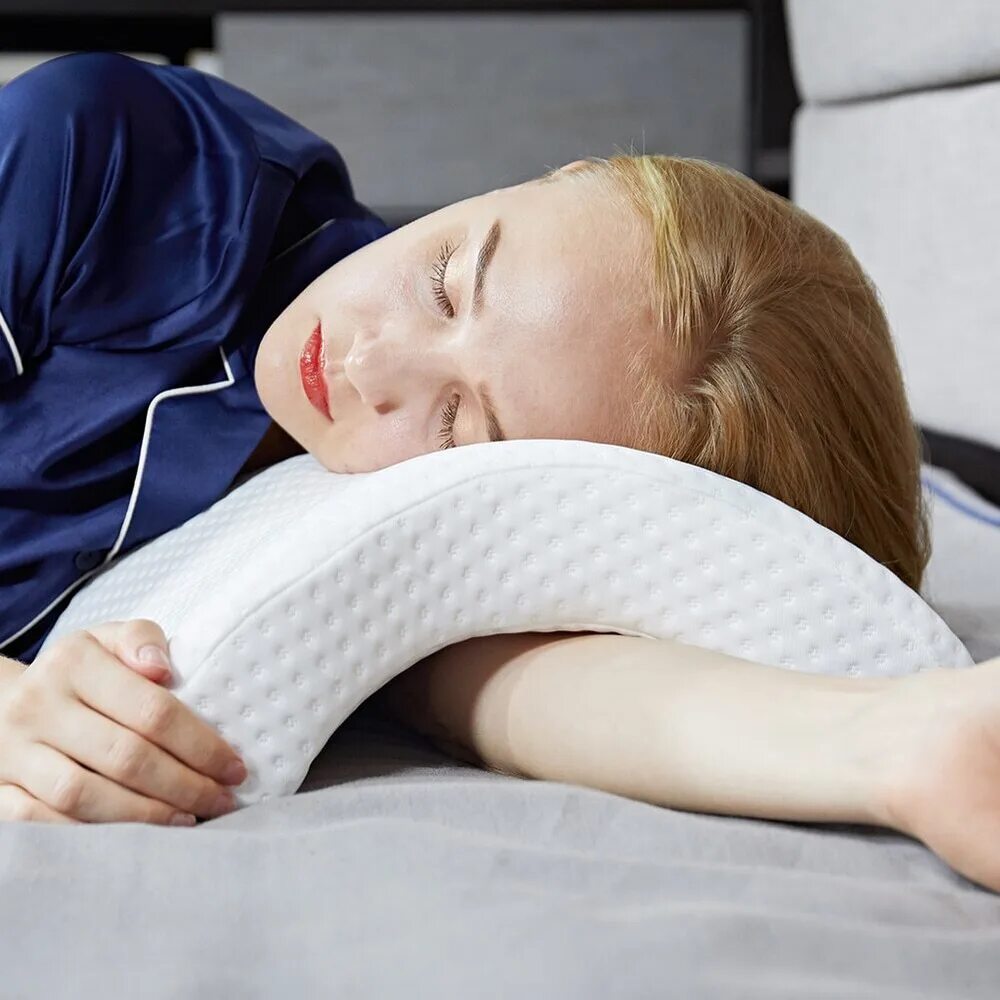 Подушка ostrich pillow. Ортопедическая подушка с выемкой для руки. Подушка с вырезом под руку. Подушка с отверстием для руки. Подушка для сна с выемкой для руки.