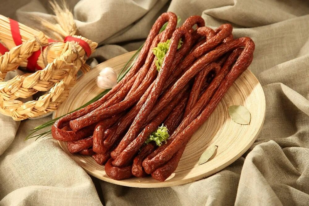 копченые колбаски. колбаски кнуты аджика орион. колбаски тонкие сырокопченые. польские колбаски кабаносси. копченые колбаски кабаносси.