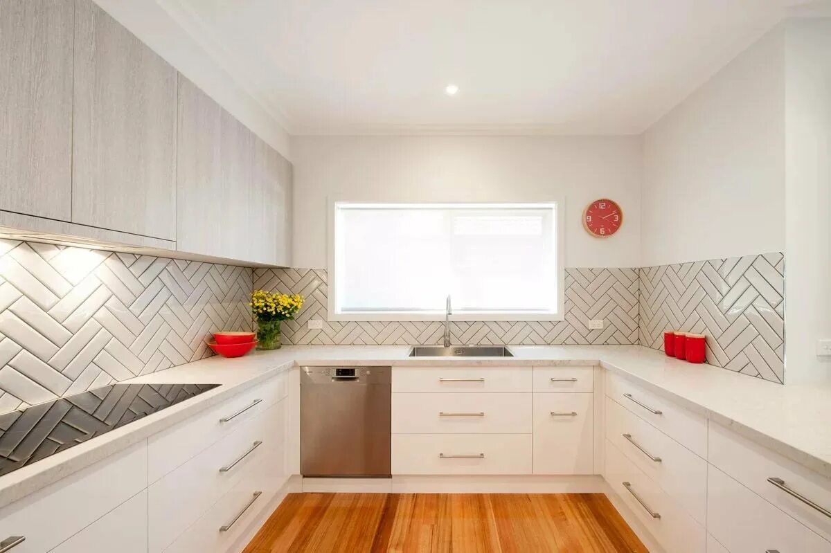 Кухня 9кв. Фартук для кухни без верхних шкафов. Дизайнерские кухни. Фартук п образный. П образная кухня в стиле скандинавия.