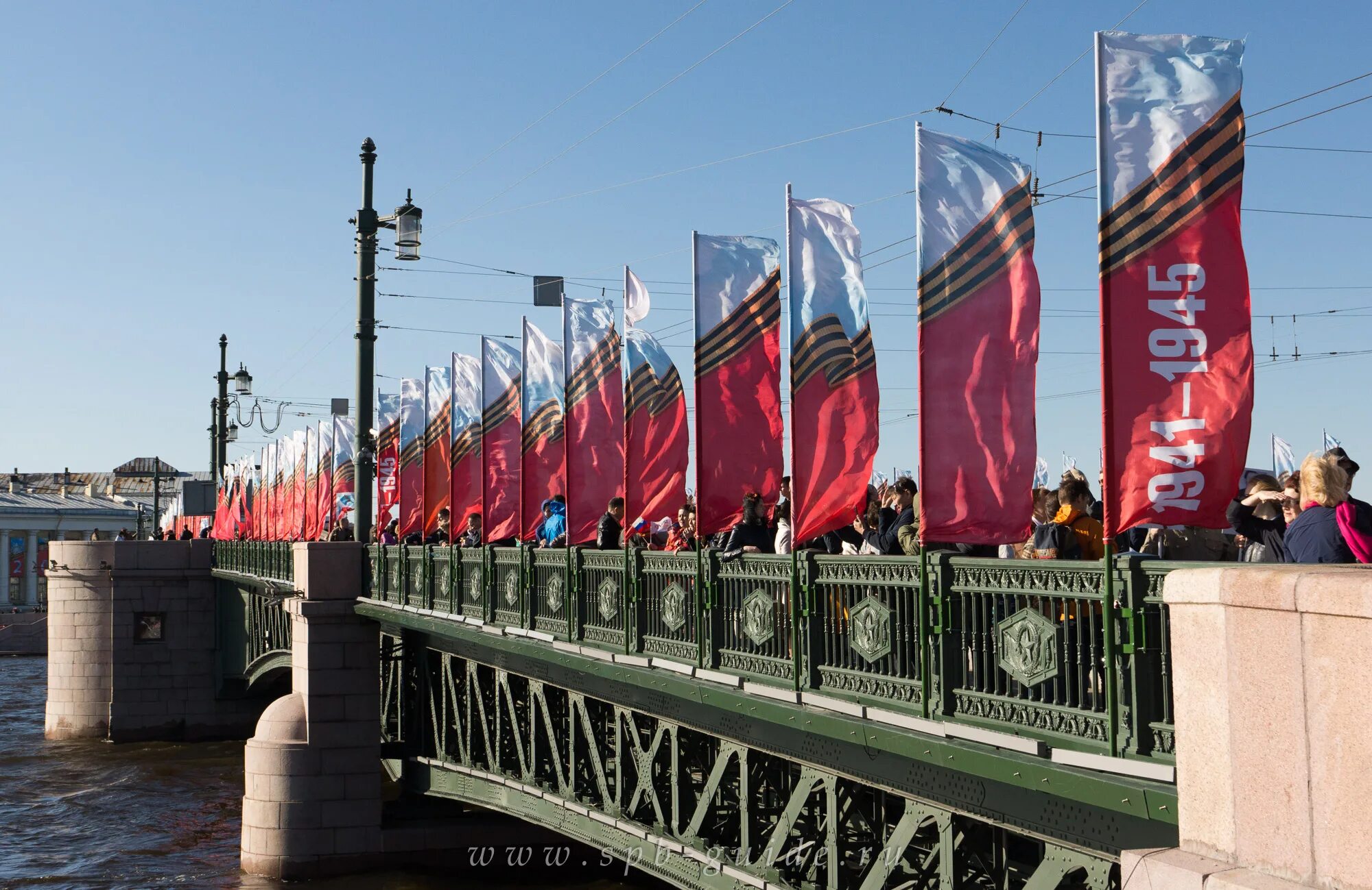 Какой будет май в санкт петербурге. 9 Мая Санкт Петербург. День Победы в Питере. Петербург 9 мая. Флаги на мосту.