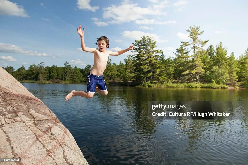 Lake boys. Прыжок в озеро. Мальчик прыгает. Парень прыгает в озере.