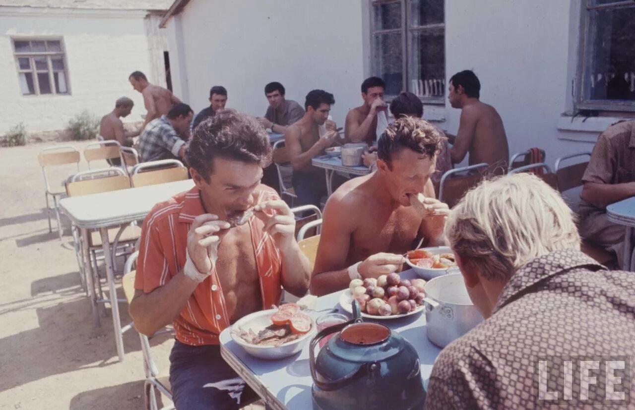 Молодежь ссср 1950. Жизнь 60 80 гг. Билл эппридж советская молодежь. Жизнь в ссср. Советские люди.