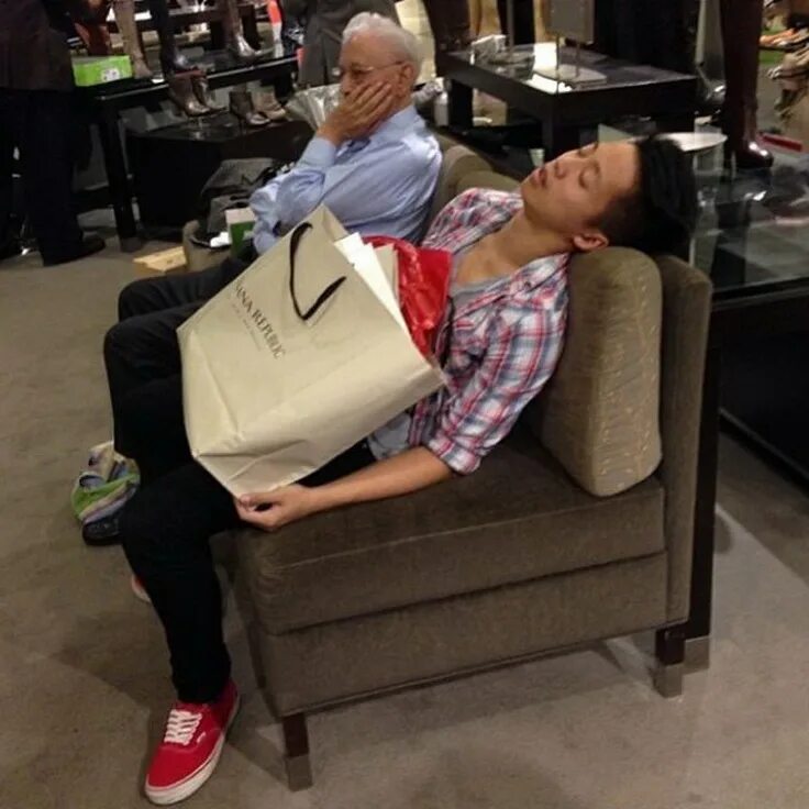 Муж устал от жены. Поход по магазинам. Мужчина шоппинг. Мужчина и женщина на шопинге. Мужик с женой по магазинам.
