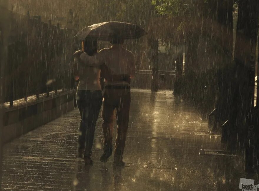 Можно ли гулять в дождь. Парень и девушка под дождем. Прогулка под дождём. Двое под дождем. Дождь.