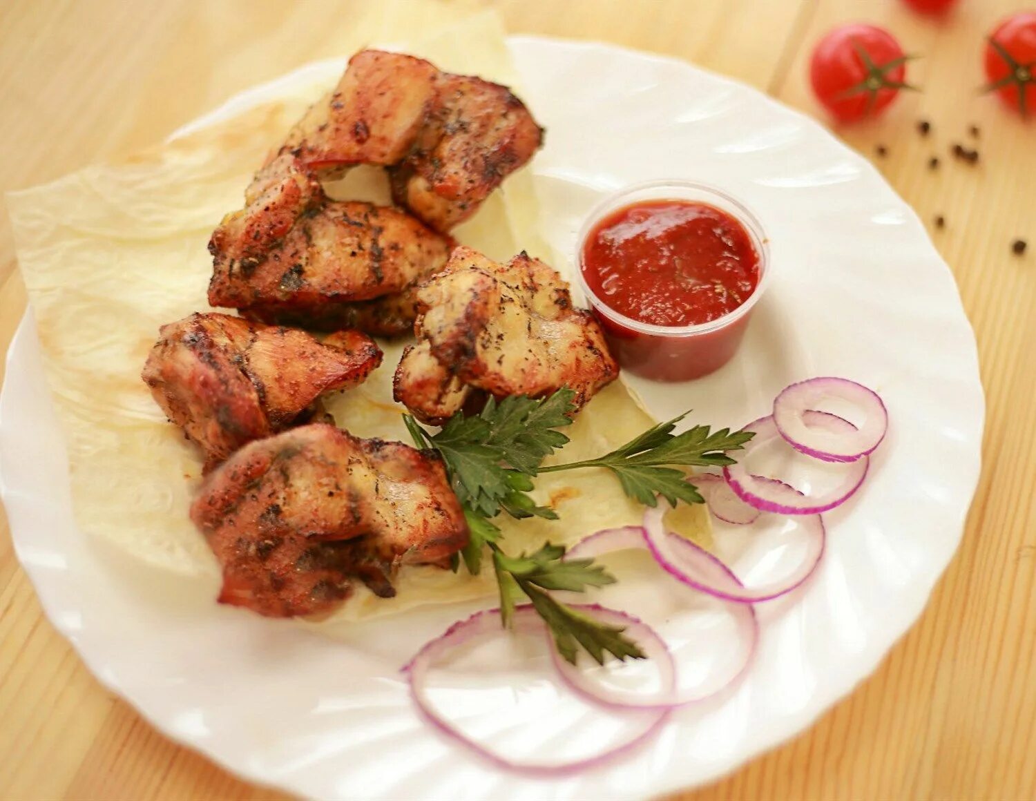 Шашлык куриный 100 грамм. Шашлык. шашлык куриный. бедро куриное шашлык. шашлык из куриного бедра.