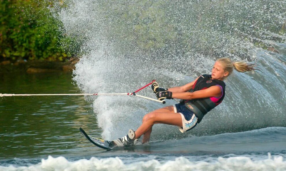 Вейкборд. Водные лыжи спорт. На лыжах за катером. Водные лыжи. Фигурные водные лыжи.