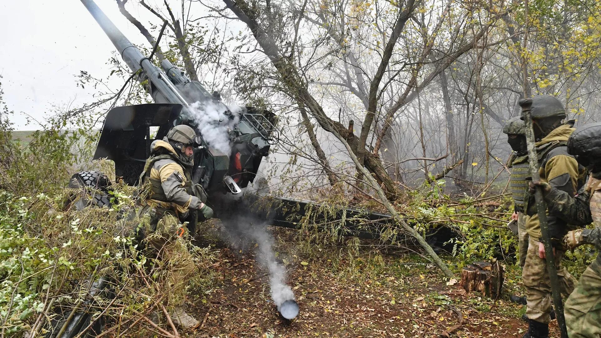 Отразить нападение. Украинские артиллеристы. Русские военные на Украине. Обстрел из артиллерии.