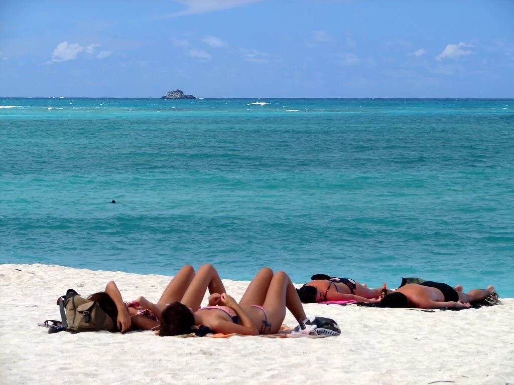 Private beach. Люди на пляже. Атлантический океан пляж люди. Дикий пляж люди. Дикий пляжный отдых.