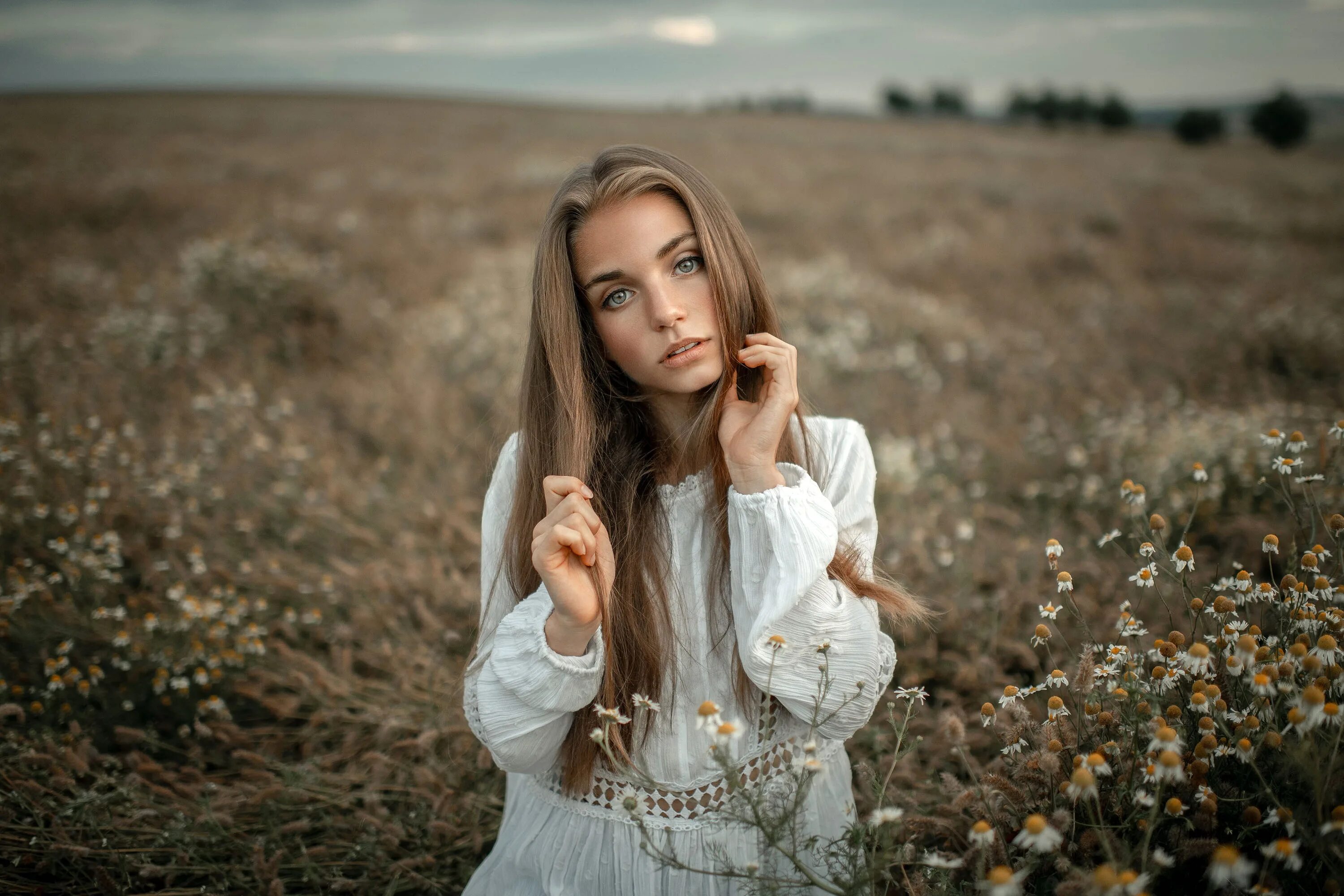 Шатенка с карими глазами в траве рубашка в клетку. Поли взгляд. Фото портрет на фоне неба. Обои девушки россия. Тетя поля.