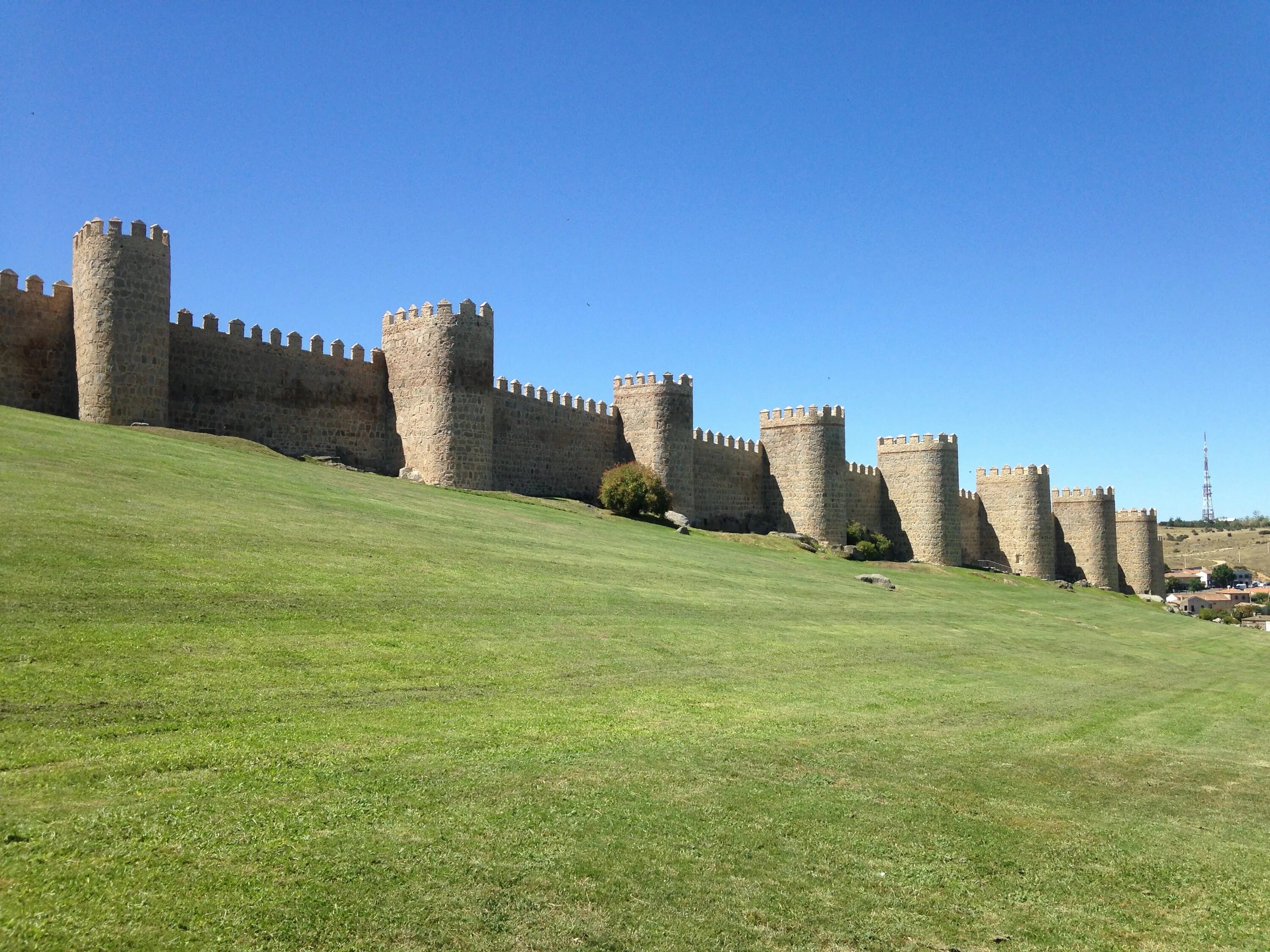 Крепость составить. Авила средневековая крепость. walls of avila авила. крепостная стена средневекового замка. крепостная стена в крепости.