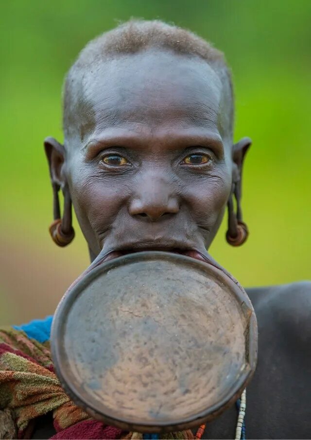 Большие африканцы. Эфиопия племя мурси женщины. Большие африканцы. Африканские племена сури. Большие африканцы.