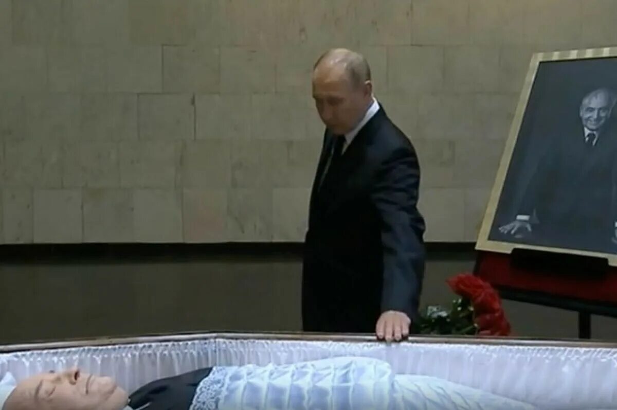 Гроб. Церемония прощания с Горбачевым. На прощание с навальным пришло