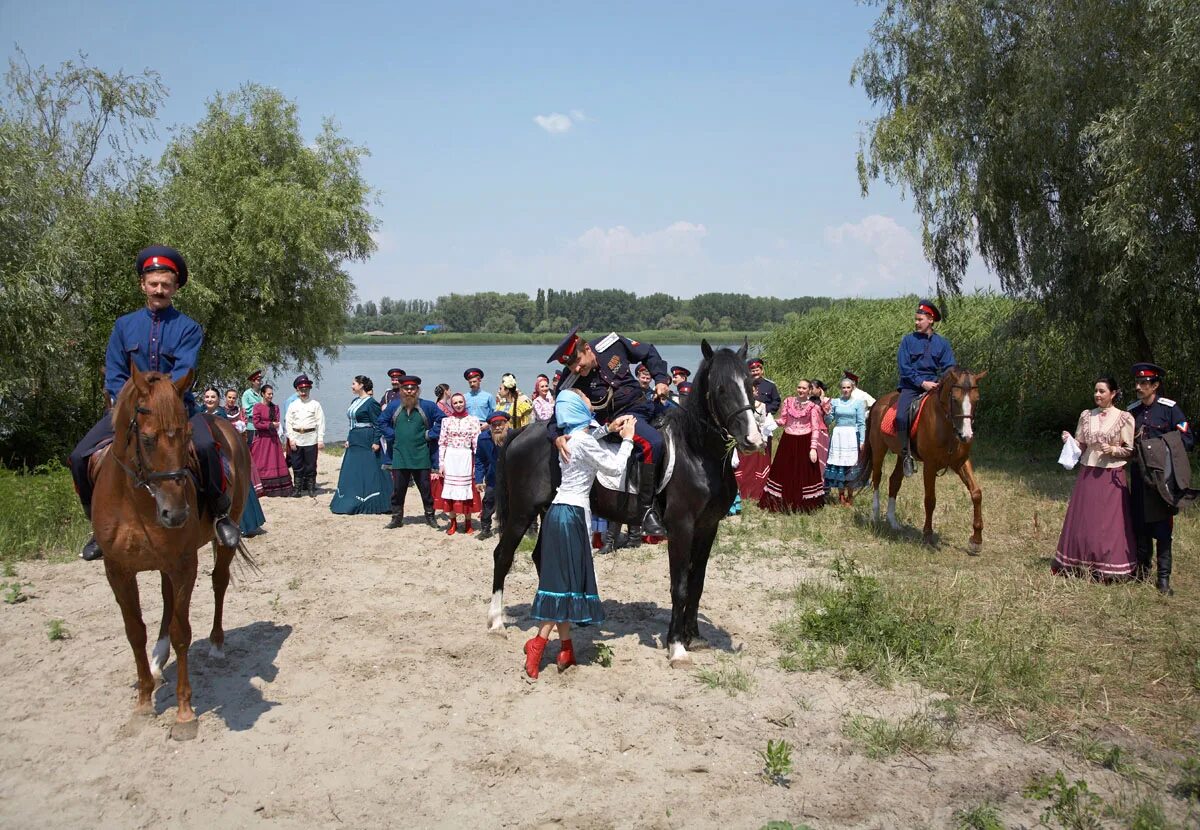 Татарское ростовская область. Тихий Дон станица Вешенская. Казачья станица на Дону. Казаки на реке Дон. Казачий курень станица Вешенская.