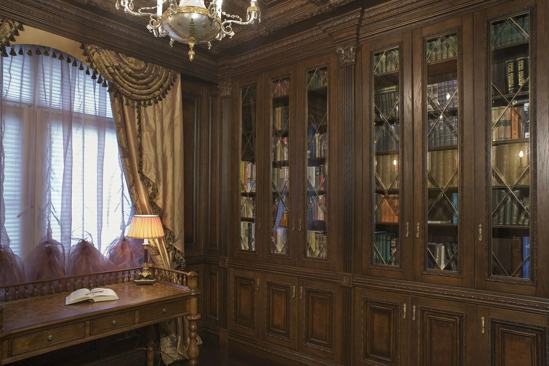 Интерьеры казани. Библиотека в кабинет массив классика. Библиотека в классическом стиле с карнизом. Кабинет Ambassador. Деревянная библиотека из темного дерева 19 век.