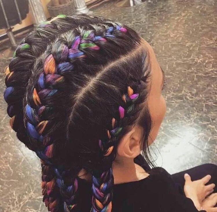 Канекалон на голове. Брейды 6 кос с канекалоном. 2braids канекалон. 6 Колосков с канекалоном. Косички канекалон колосок.