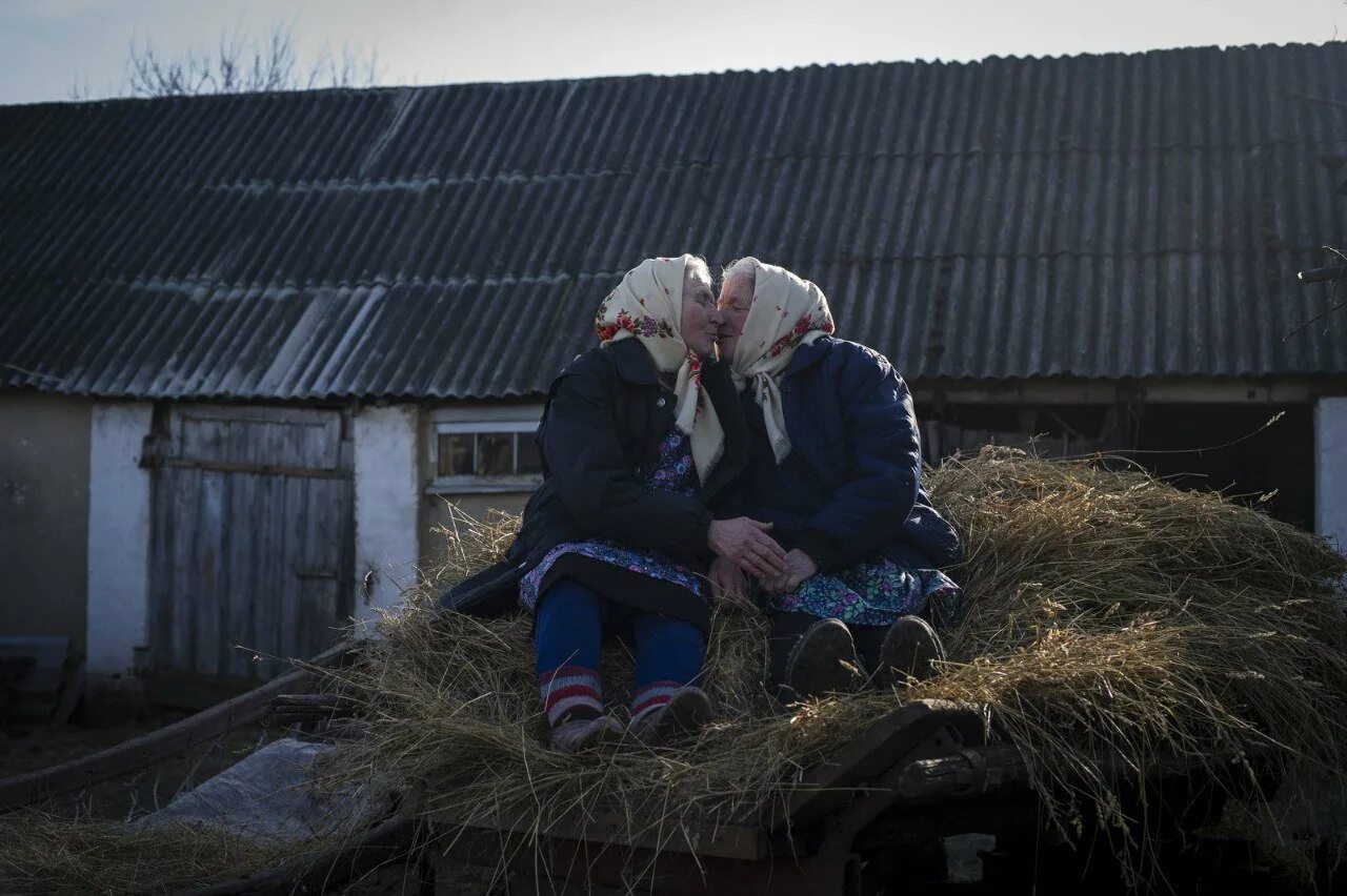 Жизнь парня в деревне. Деревенская парочка. романтика в деревне. романтика деревенской жизни. деревенская пара.