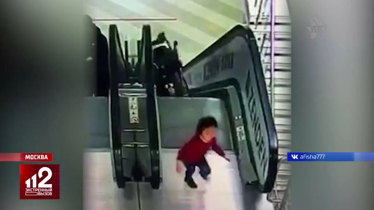 Скрипучий эскалатор не оставляя надежды. Мужчина упал с эскалатора в метро. ребенок пострадал на эскалаторе. несчастные случаи на эскалаторе в метро.
