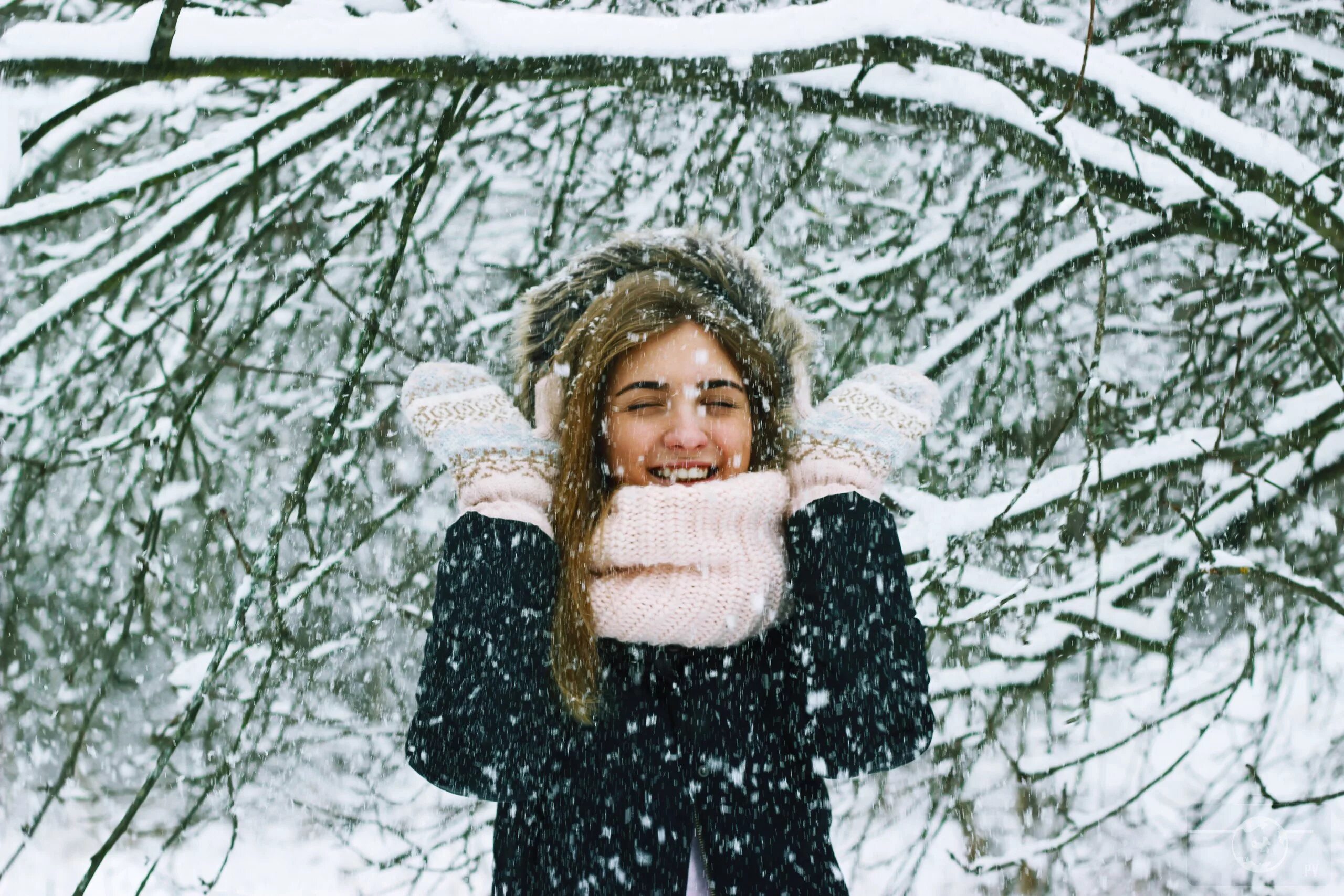 Девочка постой. Зима снег улыбка девушка. Девушка улыбается зима. Девушка зимой в снегу. Снег девушка улыбка.