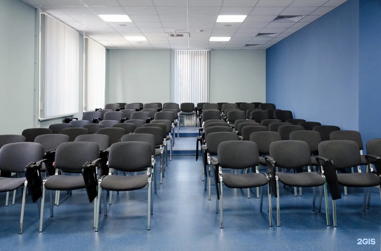 Информационный центр нижний новгород. Конференц зал для тренингов. учебный класс для тренингов. конференц-зал в учебном центре. серые парты конференц-зал.
