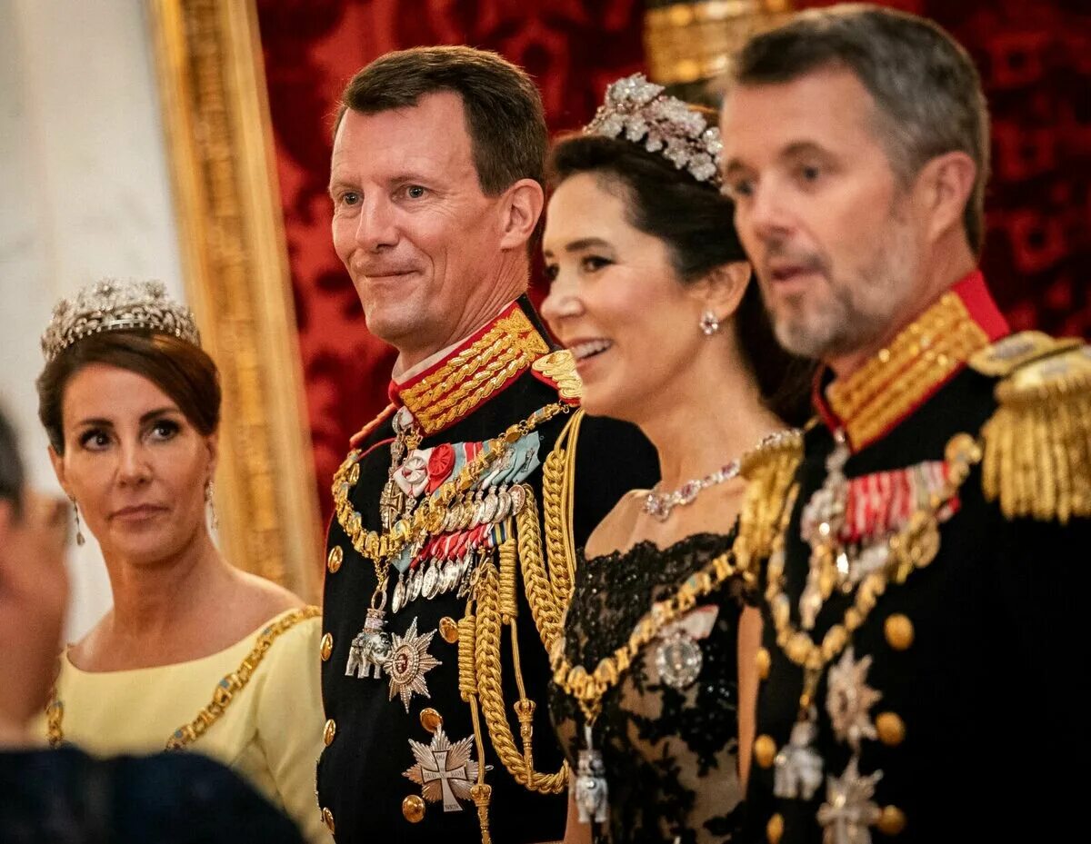 Королевский суд crusader kings 3. Великобритания елизавета 2 монархия. Королевский двор дракона. Встреча императора петра i с малолетним людовиком xv. Королевский суд crusader kings 3.