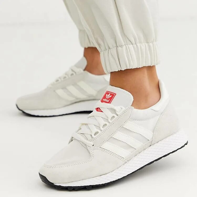 Адидас белые. Adidas originals forest grove белые. кроссовки адидас женские белые 2025. кроссовки adidas originals forest grove. замшевые белые адидас ориджиналс.