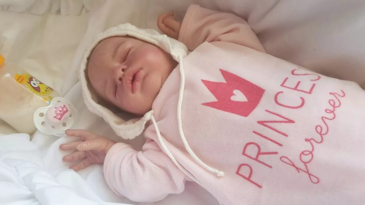 Реборн как ухаживать за реборном. Как ухаживать за куклой реборн. Кукла реборн девочка маленькая аделия. Уход за куклой реборн. Мультики про реборнов.