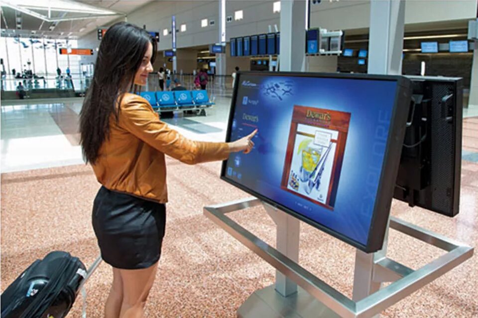 Digital Signage в аэропорту. Digital Signage экраны. Экран в аэропорту. Интерактивная сенсорная панель.