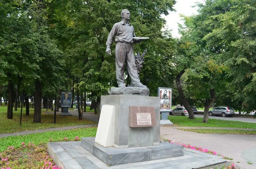 Памятник ульянову в ульяновске. Г ульяновск памятники. Памятник почтальону ульяновск. Достопримечательности ульяновска памятники. Ульяновск городская скульптура.