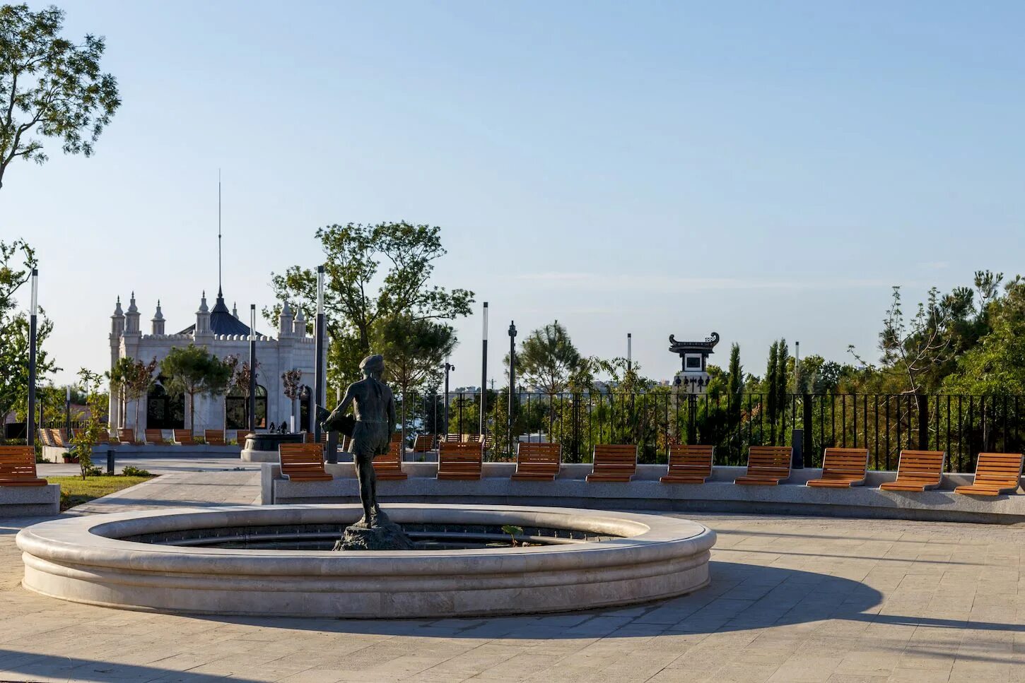 Первый памятник в севастополе. Матросский бульвар фото. Памятник казарскому в севастополе. Матросский бульвар в севастополе после реконструкции. Матросский бульвар севастополь кинотеатр.