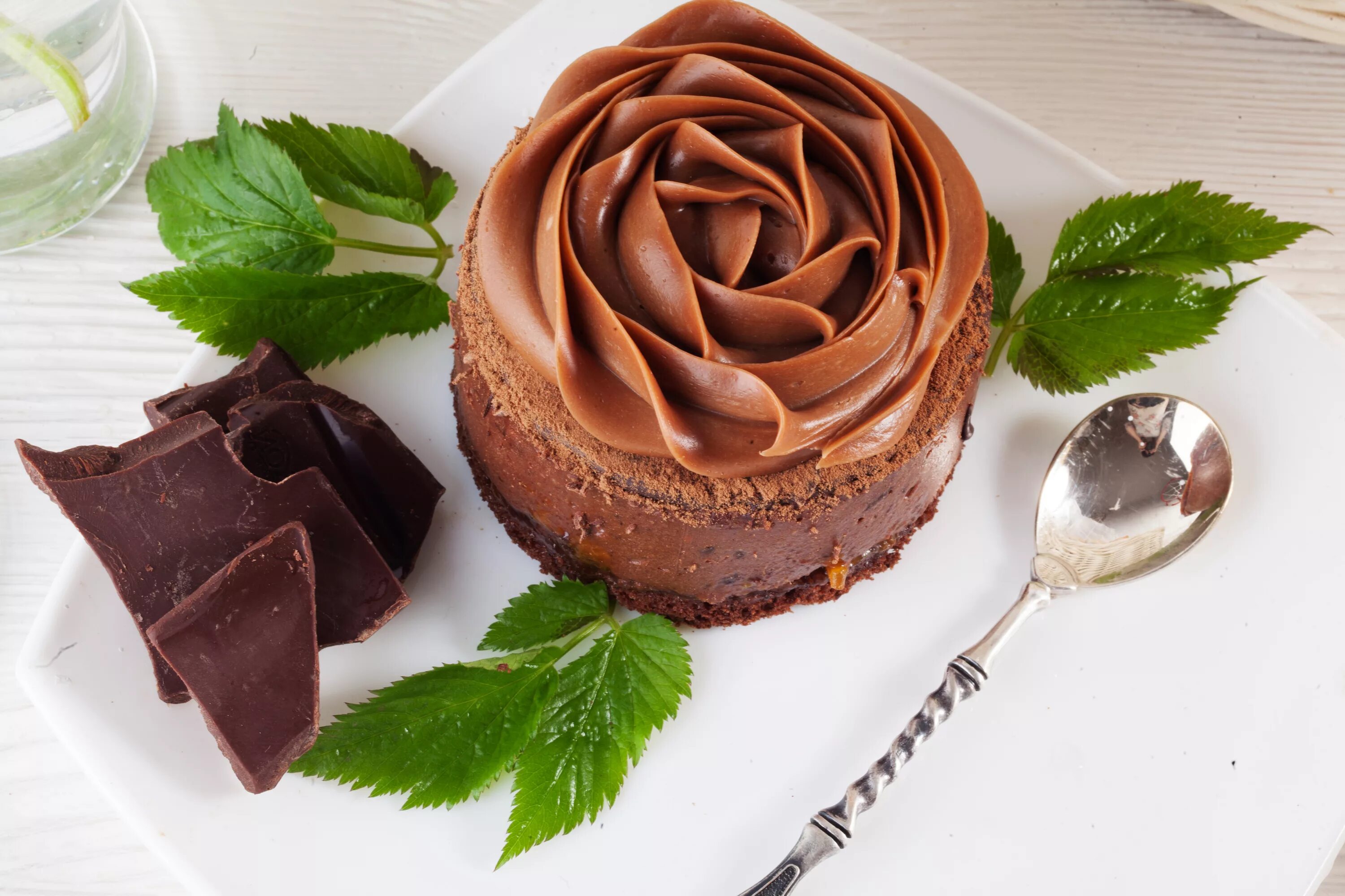 Пирожное в шоколаде. Шоколадный ганаш десерт. Шоколадные пирожные. Пирожные с шоколадом. Шоколадные цветы.
