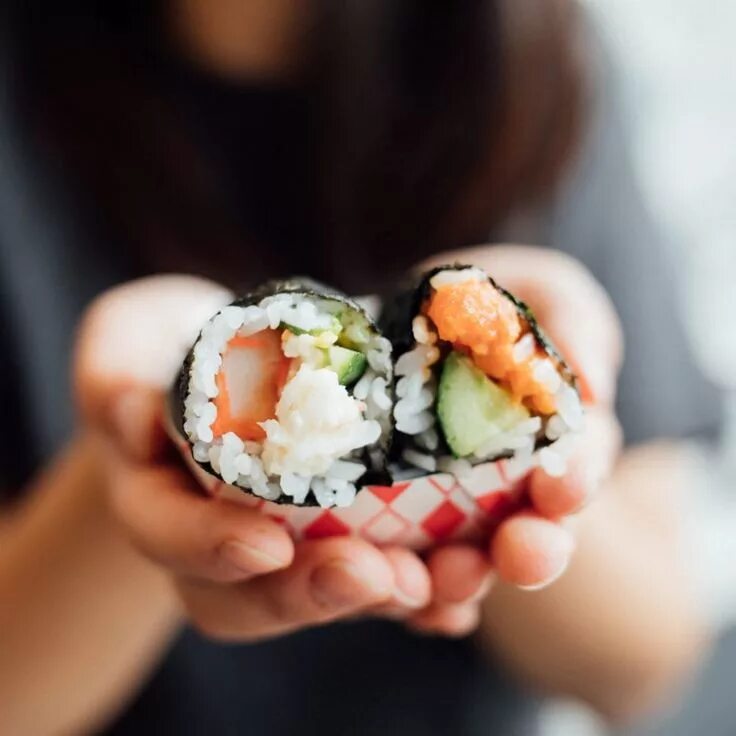 Которые едят роллы. Суши и роллы. красивые роллы. вкусные роллы. ролл.