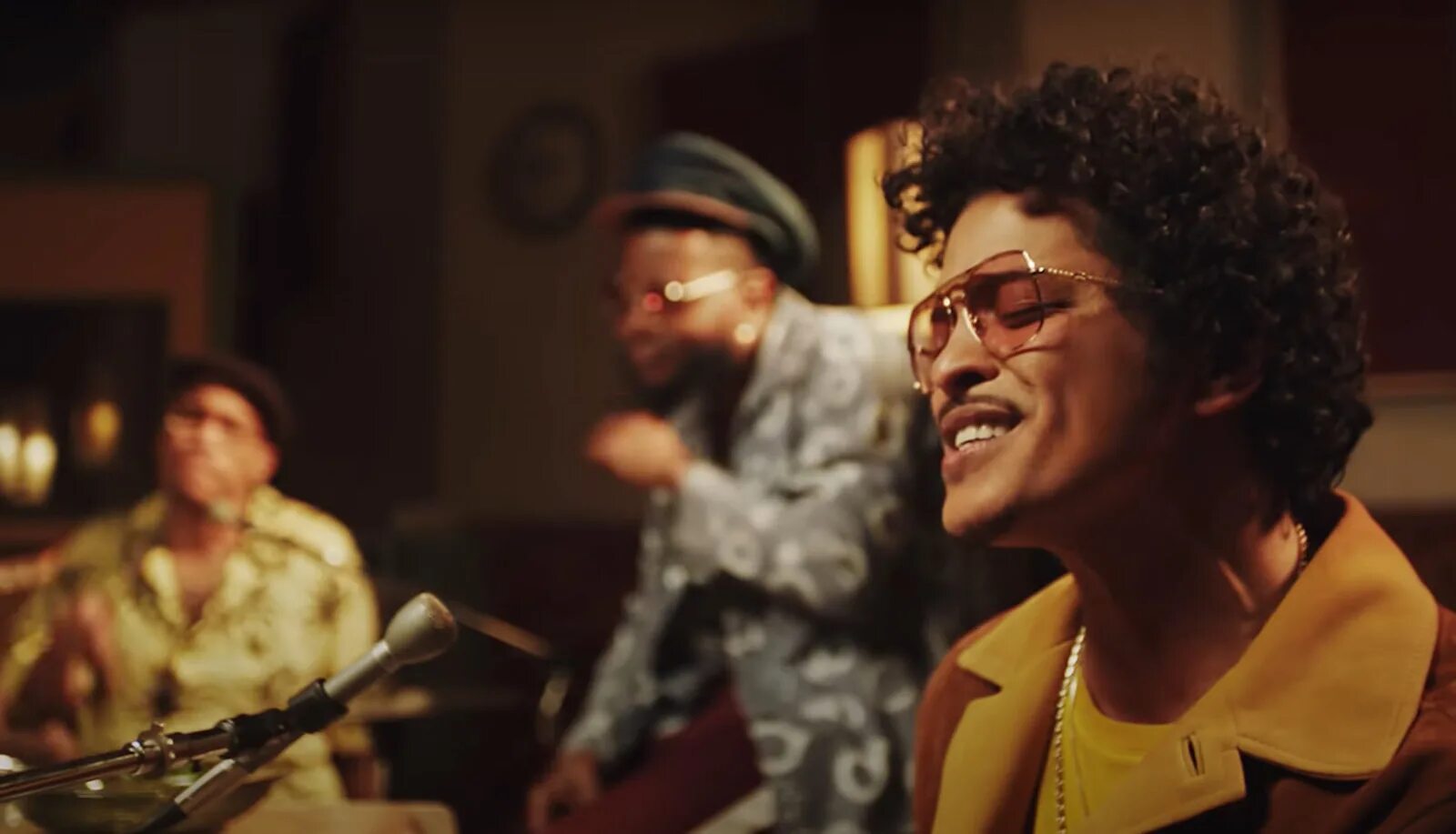 Silk sonic leave. Bruno mars paak anderson silk. bruno mars, anderson .paak, silk sonic - leave the door open.