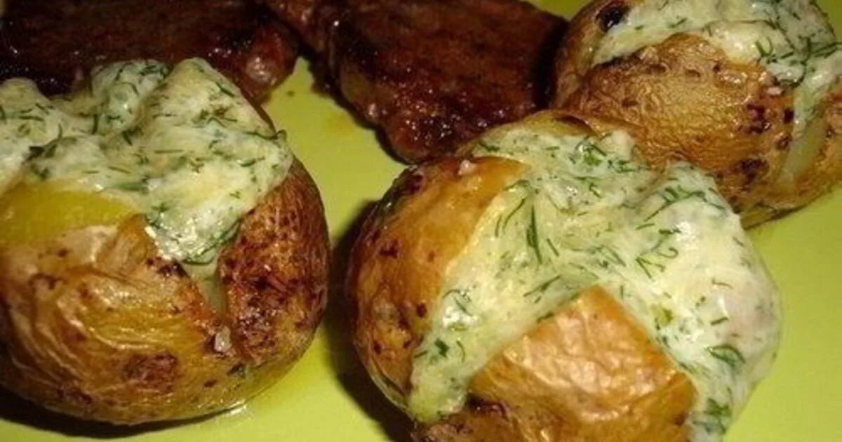 Картофель печеный с травами. Потушить картошку с фаршем. Картофель по мароккански. Картошка в мундире с сыром в духовке. Картофель по бомбейски приготовить дома.
